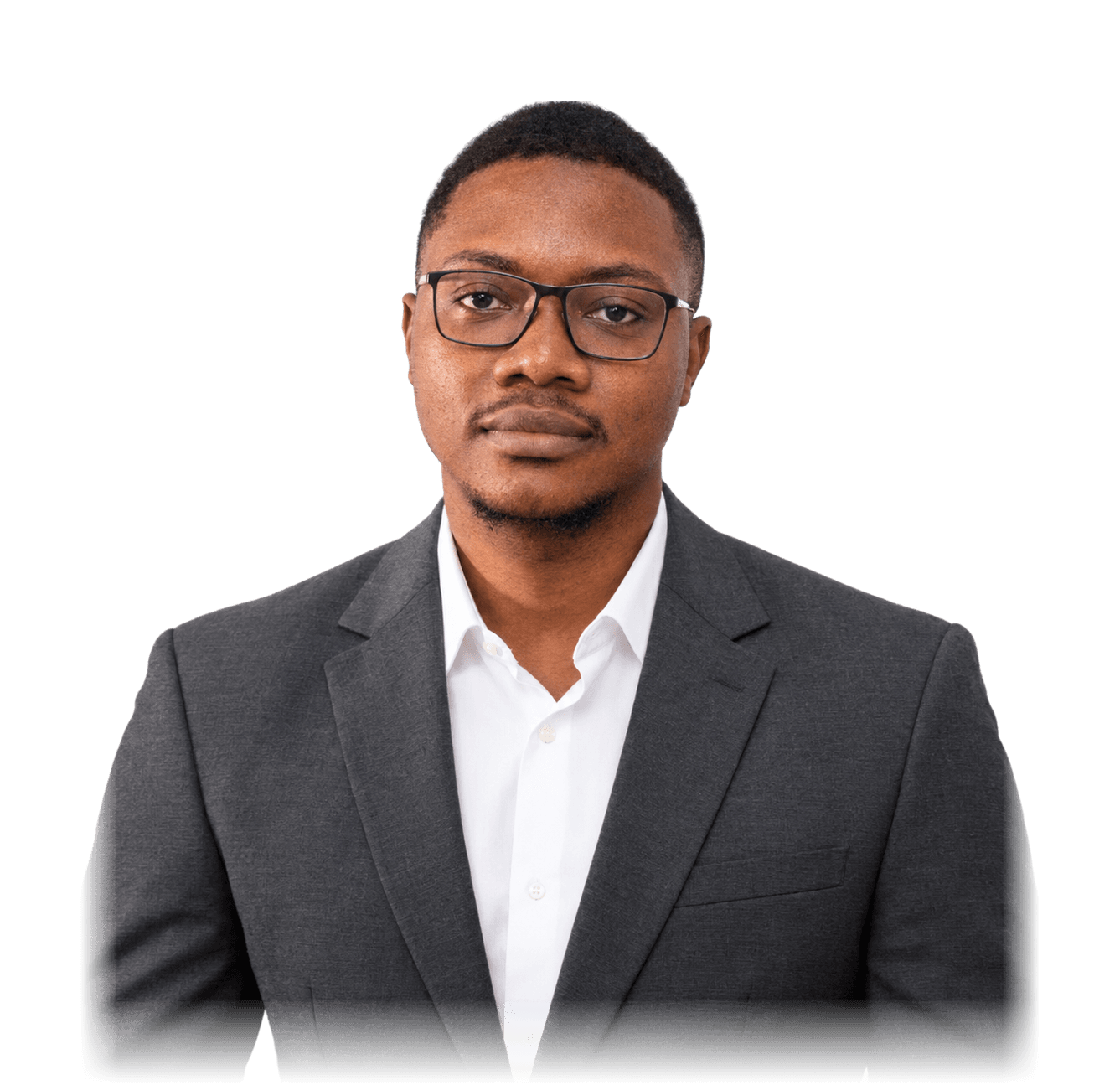 Portrait de Frejuste Agboton en veste grise et chemise blanche